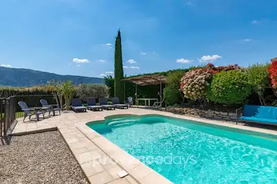 Image de Villa provençale pour 8 personnes avec piscine et vue, et à pied au village