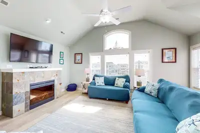 Image de Dog-friendly coastal escape with pool, hot tub, beach access, balcony, & WiFi