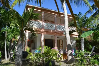 Image de Villa 8 personnes à 2 pas de la plage d'Orient Bay en pleine végétation