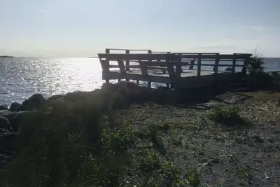 Image de Watch the sun rise from this waterfront home.