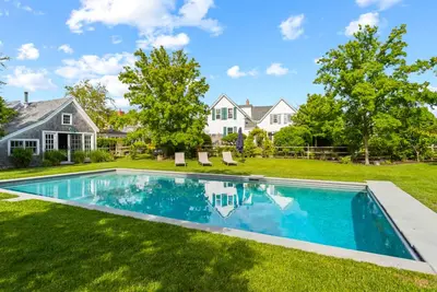 Image de Chatham Oasis: 099-C  Renovated Chatham Village Farmhouse, Heated Pool, Walk to Beach & Town