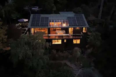Image de Sunny Architecturally-Designed Retreat: Spectacular Views Across Christchurch