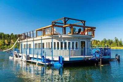 Image de Maison Flottante sur le lac Flathead avec bord de l'eau, kayaks, terrasse sur le toit, et plus