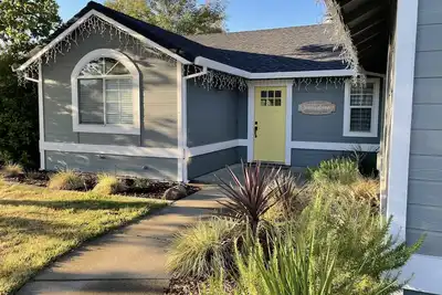 Image de Eden Retreat - Rest & Relax with a soothing spa! 3King, 1Queen & 1 Airbed