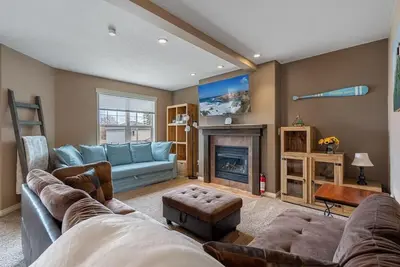 Image de Prairie Oasis | Sleeps 16+ | Bbq, Fire Pit & Loft!