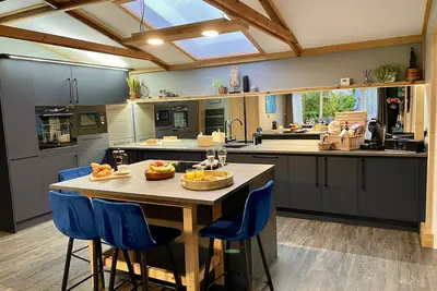 Image de Luxury lodge with hot tub at foot of South Downs, near beach Ferring West Sussex