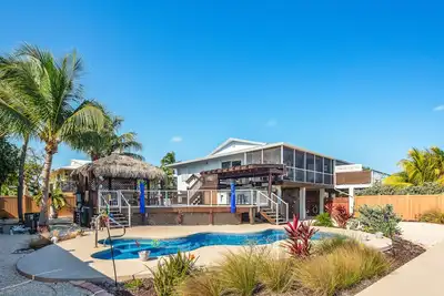 Image de Dog-friendly oceanfront home with private pool, screened porch & outdoor kitchen