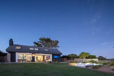 Image de \"La Villa sur la Baie\", accès plage, piscine intérieure 29°C et magnifique vue!
