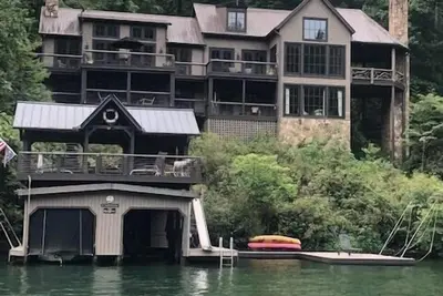 Image de Luxury Lakefront 6 Br Home -Light & Bright--\"High 5\"