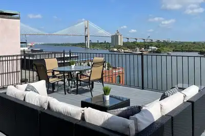 Image de Roof Top Deck With Views of the Savannah River!