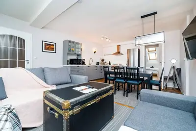 Image de Central, Spacious, Modern 5 Bedrm duplex w/Balcony