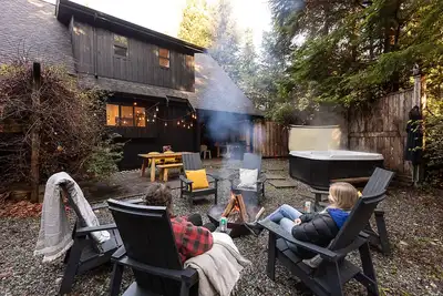 Image de S. Chesterman I Od Shower I Firepit I Surf I Pets