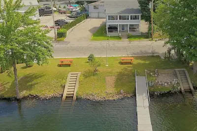 Image de The Inn at Highland Lake, 2nd Floor, waterfront yard with a boat dock