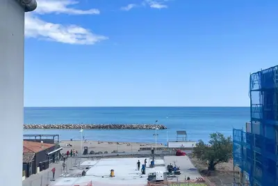 Image de Grand Deux Pieces Face A La Plage Du Mole Avec Parking