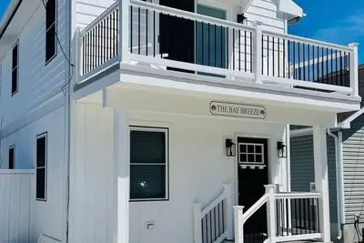 Image de Water Views - 2 Min Walk to Beach - Custom Beach House - Local Pool!