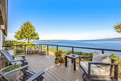 Image de Waterfront gem w/ocean view, large deck, yard, beach access, WiFi - dog-friendly
