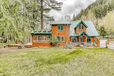 Image de Dog-friendly creekside home with entertainment barn, private hot tub & firepit