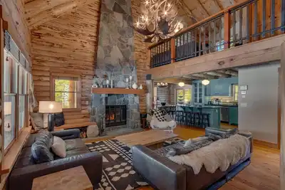 Image de Hooga House on the West Shore - Stunning Luxury Log Cabin + Pet Friendly!