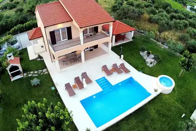 Image de Luxury secluded villa w. pool, jacuzzi and garden