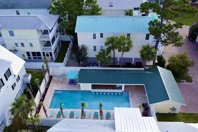 Image de 4 Br Southern Style Home w/Huge Private Pool - Arcade Game Room - Sunset Villa