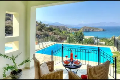 Image de Villa Ares avec piscine privée et vue spectaculaire sur la mer à 150m de la plage