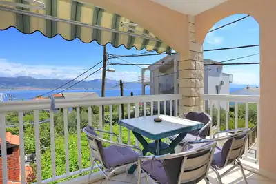 Image de Appartement de deux chambres avec la terrasse et la vue sur le mer Arbanija, Ciovo (A-18797-a)