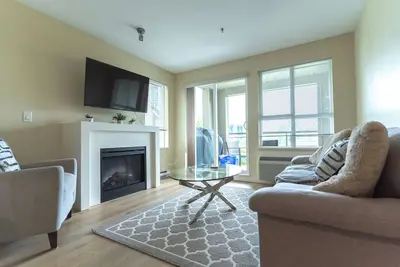Image de Luxurious Downtown Kelowna Condo! Steps to the Beach