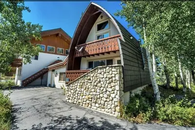Image de Chalet at Brighton is the perfect value ski in-out mountain basecamp retreat