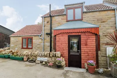 Image de Farm Yard Cottage, pet friendly, with a garden in Allerston