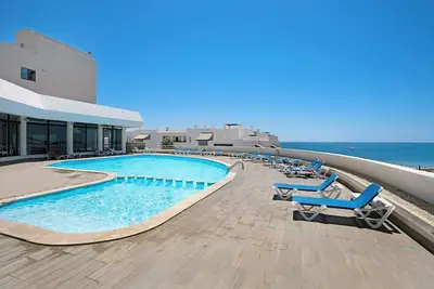 Image de Appartement de vacances \"Apartamento Magnolia\" avec vue sur la mer, Wi-Fi, piscine et jardin.