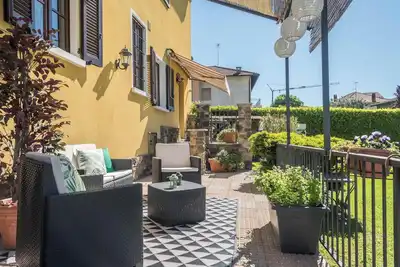 Image de Appartement Tina's Yellow Home avec vue sur les montagnes, connexion Wi-Fi, terrasse et jardin