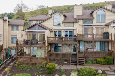 Image de Cozy Cove Retreat w/ Deck & Fireplace