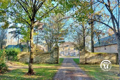 Image de Grande Maison de Campagne avec Cheminée, Parc et Activités Familiales