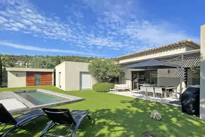 Image de 5 étoiles - propriété de conception moderne avec un intérieur merveilleux