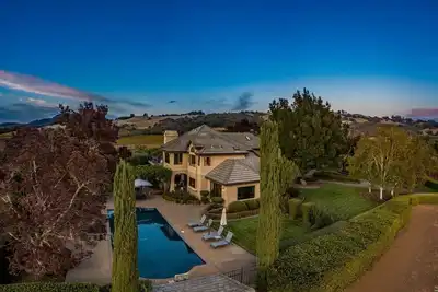 Image de Awesome Hilltop Views, Pool, Vineyards, Olive Trees, 5 mins to Healdsburg