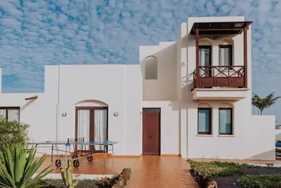 Image de Villa avec piscine privée & jacuzzi chauffé. Près de la plage. Vues du volcan. Aa