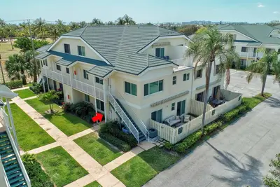 Image de Updated modern 1st floor condo on Carlin Park and close walk to the ocean