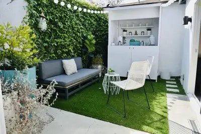 Image de Newly renovated bungalow walking distance to the beach