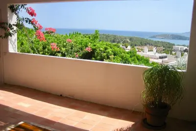 Image de Sunny, spacious and beautiful villa with a pool, close to town.