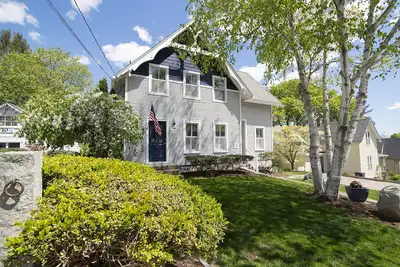 Image de Beautiful Downtown Mystic home with river views, just steps to downtown Mystic!