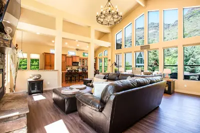 Luxury Retreat in Oak Creek Canyon. 1 mile from Slide Rock Park