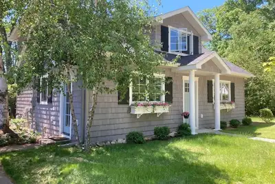 Image de Pine Corner Cottage - recently renovated in heart of Harbor Springs