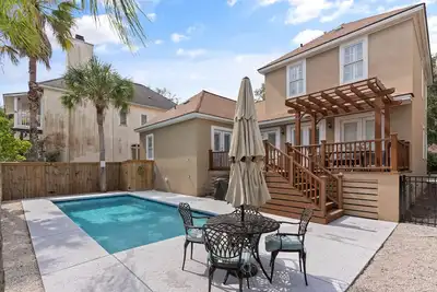 Image de Ohhh so close to the Village with a Pool! Sleeps 8