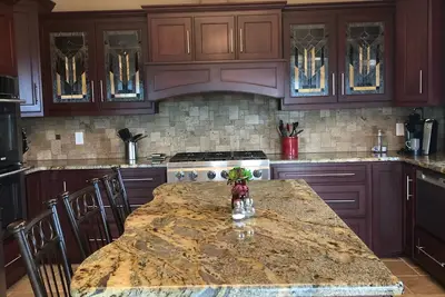 Image de A spacious 6, 000 sq. ft. serene lodge setting. Sleeps up to 12