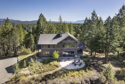 Luxury private home w/stunning views & stone fireplace - Salish Ridge Retreat