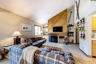 Cozy Ski Condo w/ Fast WiFi & a Wood-Burning Fireplace - Walk to the Lifts