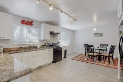 Image de New Renovated Private 3/2Home(King)Near Balloon Fiesta Park, Quiet Neighborhood!