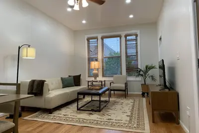 Image de Convenient, bright 2 bed in the heart of Logan Square with free street parking