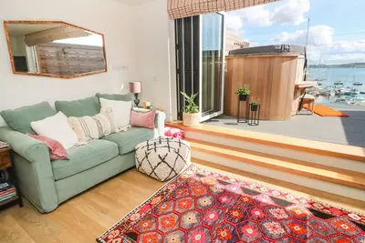 Image de 16 Arwenack Street, family friendly, with hot tub in Falmouth