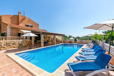 Image de Villa Bonavista avec vue sur les montagnes, piscine privée, Wi-Fi, terrasse et jardin.